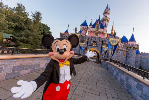 Mickey Mouse posa frente al Castillo de la Bella Durmiente en el parque Disneyland en Anaheim, California, el 27 de agosto de 2019. (Joshua Sudock/Walt Disney World Resorts vía Getty Images)