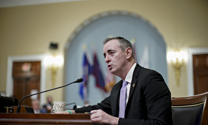 El representante Brian Fitzpatrick (R-Pa.) habla durante una audiencia del Comité de Inteligencia de la Cámara en Washington, el 15 de abril de 2021. (Al Drago-Pool/Getty Images)