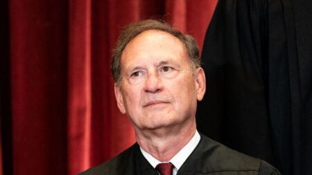 Juez de la Corte Suprema dice que cree saber quién filtró el borrador de la opinión sobre el aborto
