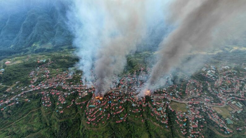 Esta foto aérea tomada el 29 de octubre de 2021 muestra humos e incendios de Thantlang, en el estado de Chin, donde más de 160 edificios han sido destruidos a causa de los bombardeos de las tropas militares de la Junta, según medios locales. (STR/AFP vía Getty Images)