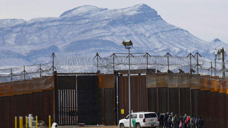 Agentes de la Patrulla Fronteriza detienen a un grupo de migrantes cerca del muro fronterizo después de que entraran en Estados Unidos desde Ciudad Juárez el 3 de febrero de 2022. (Herika Martinez/AFP vía Getty Images)