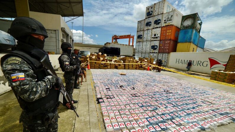 Policías antinarcóticos ecuatorianos montan guardia junto a paquetes de cocaína de un cargamento de 3 toneladas incautado en un contenedor de plátanos, en el puerto de Guayaquil, Ecuador, el 1 de abril de 2022. (Marcos Pin/AFP vía Getty Images)