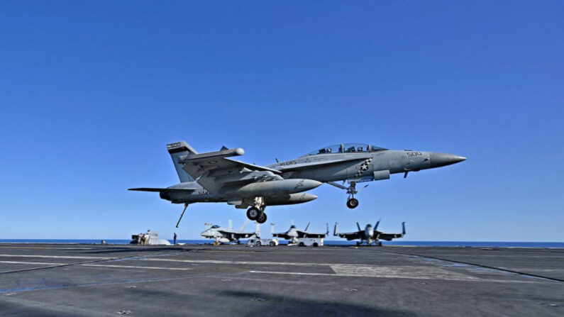 Un caza F/A-18 Hornet aterriza en la cubierta del portaaviones de propulsión nuclear estadounidense de clase Nimitz USS Harry S. Truman, durante una actividad de vigilancia de la OTAN NEPTUNE SHIELD 2022 (NESH22) en el Mediterráneo oriental, el 23 de mayo de 2022. (Andreas Solaro/AFP vía Getty Images)