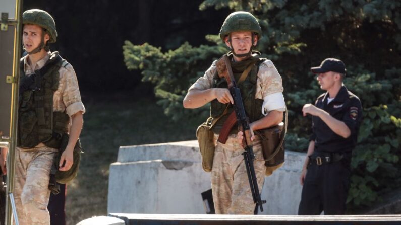 Miembros de la Armada rusa y de la policía patrullan frente al cuartel general de la Flota rusa del Mar Negro en Sebastopol, Crimea, el 31 de julio de 2022. (Stringer/AFP vía Getty Images)