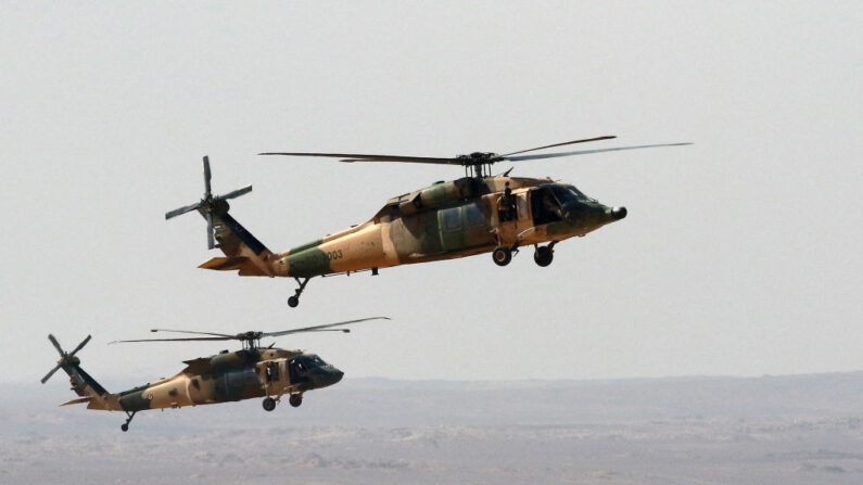 Helicópteros jordanos UH-60L Black Hawk participan en la maniobra militar multinacional "Eager Lion", en la provincia de Al-Zarqa, a unos 85 km al noreste de la capital jordana, Ammán, el 14 de septiembre de 2022. (Khalil Mazraawi/AFP vía Getty Images)