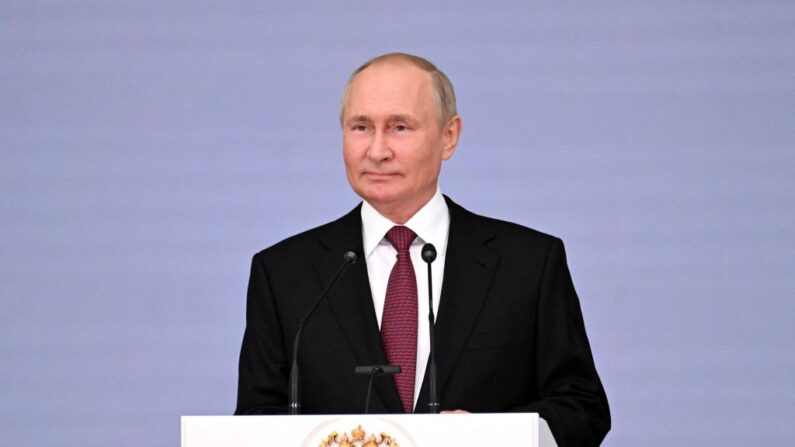 El presidente ruso Vladimir Putin se dirige a una reunión que marca el 220 aniversario del Ministerio de Justicia en Moscú el 20 de septiembre de 2022. (Grigory Sysoyev/SPUTNIK/AFP vía Getty Images)
