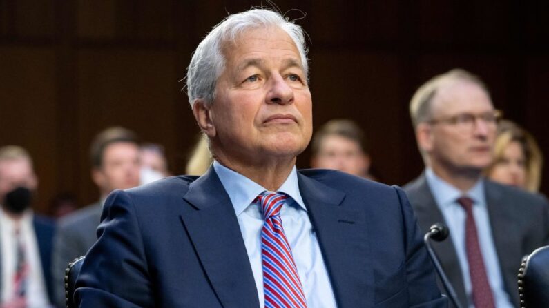 Jamie Dimon, presidente y consejero delegado de JPMorgan Chase, testifica durante una audiencia del Comité de Banca, Vivienda y Asuntos Urbanos del Senado sobre la supervisión anual de los bancos más grandes del país, en el Capitolio en Washington, DC, 22 de septiembre de 2022. (SAUL LOEB/AFP vía Getty Images)