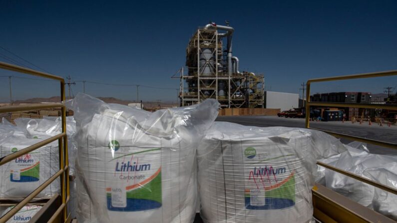 Vista de bolsas de litio al 99,9% dentro de la planta de procesamiento de litio El Carmen de SQM (Sociedad Química Minera) de Chile en Antofagasta, Chile, el 13 de septiembre de 2022. (Martin Bernetti/AFP vía Getty Images)