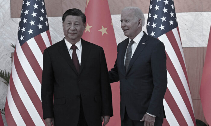 El presidente de Estados Unidos, Joe Biden (Der.), y el líder chino, Xi Jinping (Izq.), se reúnen al margen de la Cumbre del G20 en Nusa Dua, en la isla turística indonesia de Bali, el 14 de noviembre de 2022. (Saul Loeb/AFP vía Getty Images)