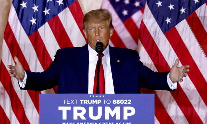 El expresidente Donald Trump anuncia que se postulará para presidente en las elecciones presidenciales de EE.UU. de 2024 durante un anuncio en su propiedad de Mar-a-Lago, en Palm Beach, Florida, el 15 de noviembre de 2022. (Alon Skuy/AFP a través de Getty Images)
