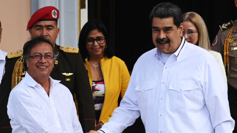 El líder venezolano, Nicolás Maduro (d), y el presidente colombiano, Gustavo Petro (i), se dan la mano antes de una reunión privada en el palacio presidencial de Miraflores, en Caracas, el 7 de enero de 2023. (Yuri Cortez/AFP vía Getty Images)