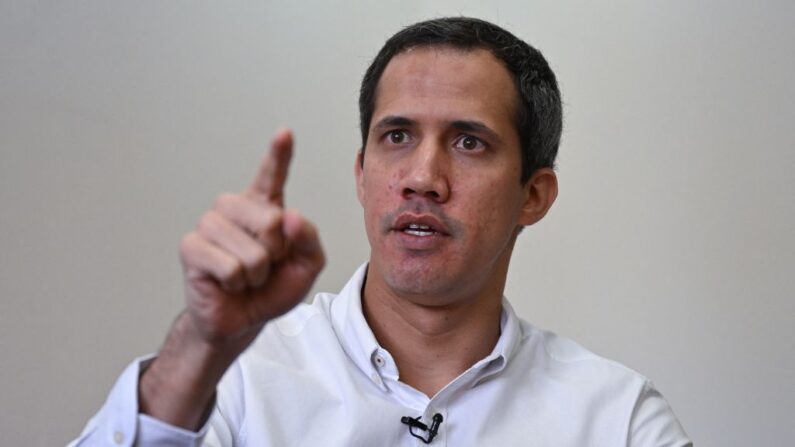 El líder opositor venezolano Juan Guaidó durante una entrevista con AFP en su oficina en Caracas el 9 de enero de 2023. (Federico Parra/AFP vía Getty Images)