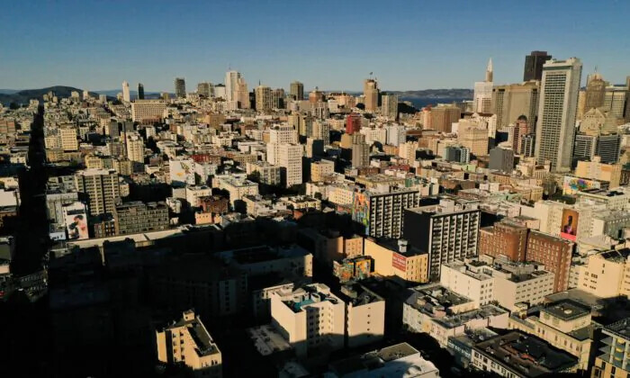 Una imagen aérea muestra el horizonte de la ciudad de San Francisco, California, el 20 de enero de 2023. (Patrick T. Fallon/AFP vía Getty Images)