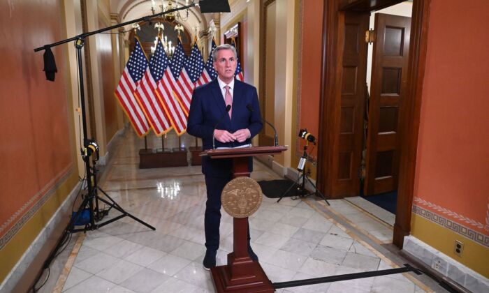 El presidente de la Cámara de Representantes, Kevin McCarthy (R-Calif.), habla sobre el techo de deuda en el Capitolio de EE.UU. en Washington el 6 de febrero de 2023. (Saul Loeb/AFP vía Getty Images)