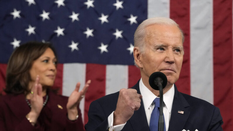 La vicepresidenta Kamala Harris aplaude mientras el presidente Joe Biden pronuncia el discurso sobre el Estado de la Unión en la Cámara de Representantes del Capitolio de EE. UU. en Washington, el 7 de febrero de 2023. (Jacquelyn Martin/POOL/AFP vía Getty Images)