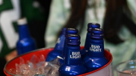 Experto explica por qué Bud Light perdió millones con la campaña publicitaria de Mulvaney