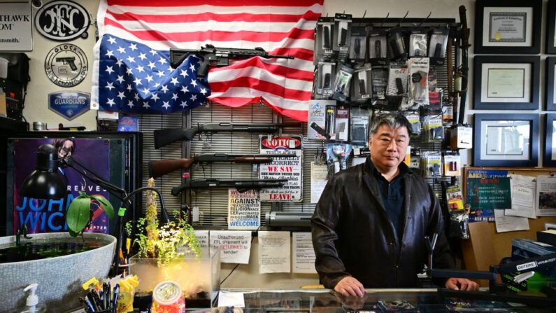 El propietario de una armería, David Liu, posa en el mostrador de su tienda en Arcadia, California, el 10 de febrero de 2023. (FREDERIC J. BROWN/AFP vía Getty Images)