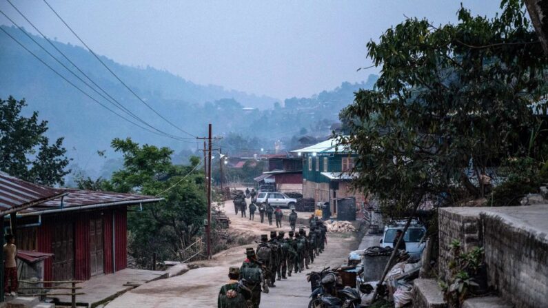 Miembros del grupo rebelde étnico Ejército de Liberación Nacional Ta'ang (TNLA) patrullan cerca del municipio de Namhsan, en Birmania, el 9 de marzo de 2023. (STR/AFP vía Getty Images)
