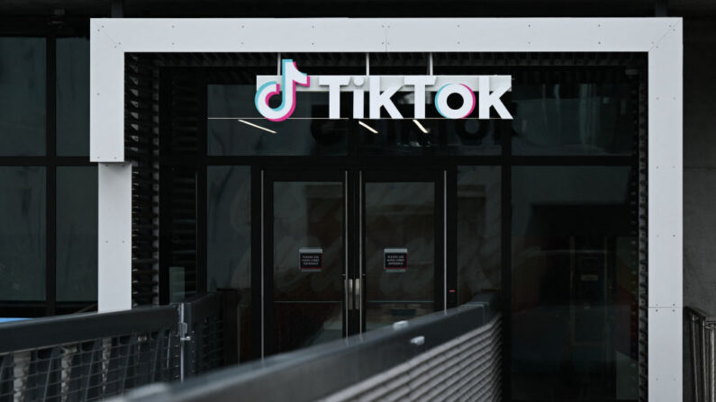 El logotipo de TikTok se muestra fuera de las oficinas de la aplicación de redes sociales, en Culver City, California, el 16 de marzo de 2023. (PATRICK T. FALLON/AFP vía Getty Images)