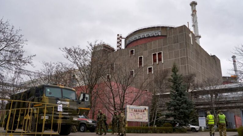Vista general de la central nuclear de Zaporizhzhia, bajo control ruso, en el sur de Ucrania, el 29 de marzo de 2023. (ANDREY BORODULIN/AFP vía Getty Images)
