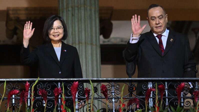 La presidenta de Taiwán, Tsai Ing-wen (i), y el presidente de Guatemala, Alejandro Giammattei, saludan desde un balcón del Palacio de la Cultura de Ciudad de Guatemala (Guatemala) el 31 de marzo de 2023. (Johan Ordonez/AFP vía Getty Images)