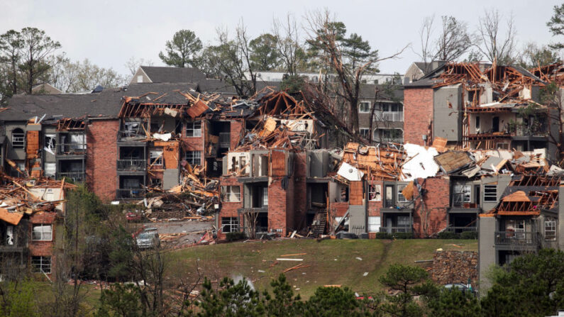Los restos del complejo de apartamentos Calais dañado por un tornado se ve el 31 de marzo de 2023 en Little Rock, Arkansas. (Benjamin Krain/Getty Images)