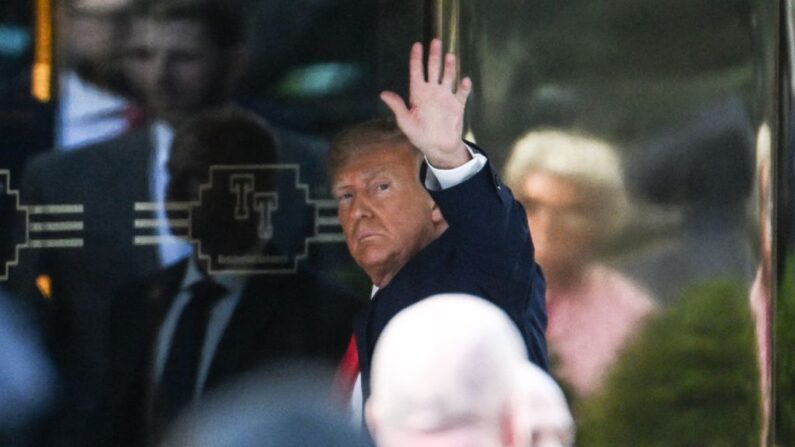 El expresidente estadounidense Donald Trump llega a la Torre Trump en Nueva York el 3 de abril de 2023. (Andrew Caballero-Reynolds/AFP vía Getty Images)