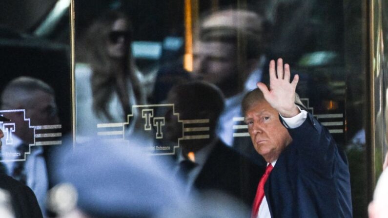 El expresidente estadounidense Donald Trump llega a la Torre Trump en Nueva York el 3 de abril de 2023. Trump comparecerá al día siguiente a la lectura de cargos penales sin precedentes en su contra, (Andrew Caballero-Reynolds/ AFP vía Getty Images)