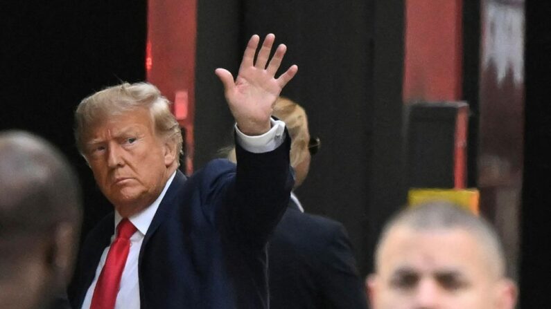 El expresidente estadounidense Donald Trump saluda cuando llega a la Torre Trump en Nueva York el 3 de abril de 2023. Trump llegó a Nueva York para coparecer a la lectura de cargos en su contra sin precedentes contra un exmandatario. (Ed Jones/ AFP a través de Getty Images)