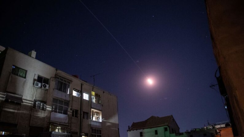 Bengalas de cohetes de defensa aérea sirios se ven en el cielo de Damasco el 4 de abril de 2023. (STRINGER/AFP vía Getty Images)