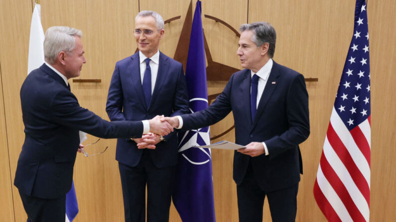 El ministro finlandés de Asuntos Exteriores, Pekka Haavisto (i), estrecha la mano del secretario de Estado estadounidense, Antony Blinken, flanqueado por el secretario general de la OTAN, Jens Stoltenberg (c), en el momento de la entrega de los documentos de adhesión de Finlandia a la OTAN, durante una ceremonia de adhesión en una reunión de ministros de Asuntos Exteriores de la OTAN y del Consejo del Atlántico Norte (CAAN), en la sede de la OTAN en Bruselas, el 4 de abril de 2023. (Olivier Matthys/POOL/AFP vía Getty Images)
