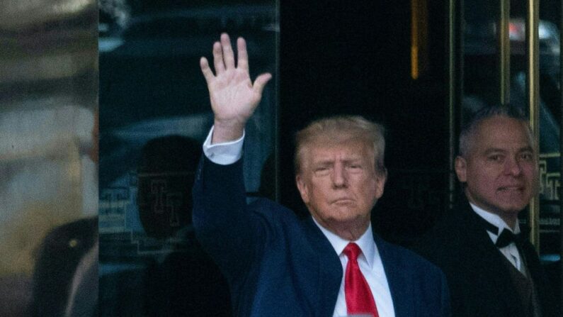 El expresidente estadounidense Donald Trump sale de la Torre Trump antes de su comparecencia ante el Tribunal Penal de Manhattan, en Nueva York, el 4 de abril de 2023. (Bryan R. Smith/AFP vía Getty Images)