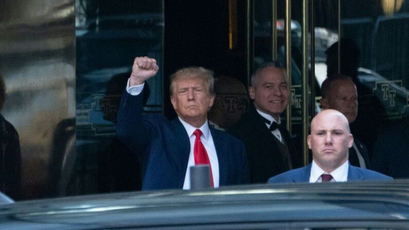 El expresidente estadounidense Donald Trump sale de la Torre Trump antes de su comparecencia ante el Tribunal Penal de Manhattan, en Nueva York, el 4 de abril de 2023. (Bryan R. Smith/AFP vía Getty Images)