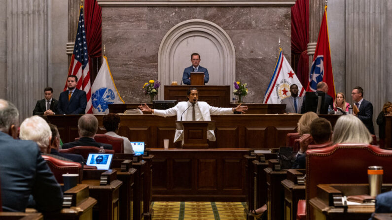 El representante estatal demócrata Justin Jones de Nashville habla antes de una votación sobre su expulsión de la legislatura en el edificio del Capitolio del Estado el 6 de abril de 2023 en Nashville, Tennessee. (Seth Herald/Getty Images)