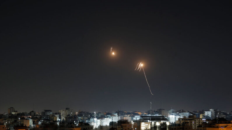 El sistema de defensa antiaérea israelí Cúpula de Hierro intercepta los cohetes disparados desde la Franja de Gaza hacia territorio israelí el 7 de abril de 2023. (Mohammed Abed/AFP vía Getty Images)