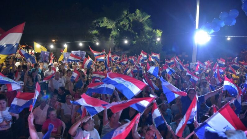 Simpatizantes del candidato a la presidencia de Paraguay por la opositora Coalición por un Nuevo Paraguay, Efraín Alegre, asisten a un mitin político en el marco de su campaña para las próximas elecciones generales, en Luque, Paraguay, el 11 de abril de 2023. (NORBERTO DUARTE/AFP vía Getty Images)