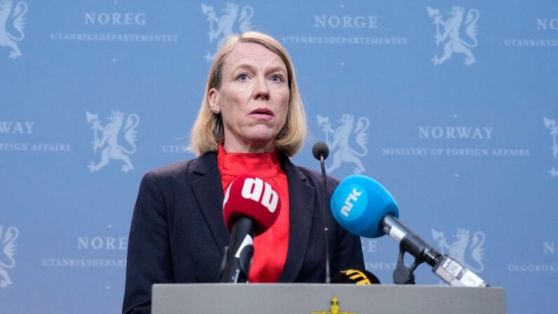 La ministra de Asuntos Exteriores de Noruega, Anniken Huitfeldt, ofrece una rueda de prensa en el Ministerio de Asuntos Exteriores en Oslo el 13 de abril de 2023 en la que declaró que 15 agentes de inteligencia rusos no eran deseados en Noruega. (Javad Parsa/NTB/AFP vía Getty Images)