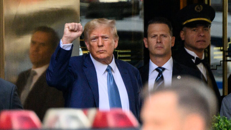 El expresidente estadounidense Donald Trump cierra el puño al salir de la Torre Trump, en Nueva York, el 13 de abril de 2023. (ANGELA WEISS/AFP vía Getty Images)