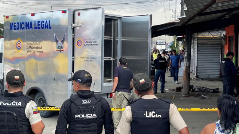 Personal de medicina forense recoge pruebas en la escena del crimen donde tres guardias de prisión fueron asesinadas frente a la penitenciaría Litoral en Guayaquil, Ecuador, el 13 de abril de 2023. (Enrique Ortiz/AFP vía Getty Images)