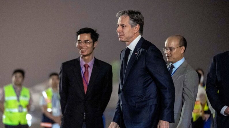 El secretario de Estado estadounidense Antony Blinken llega para una visita oficial a Vietnam al aeropuerto internacional de Noi Bai, en Hanoi, el 14 de abril de 2023. (Andrew Harnik/POOL/AFP vía Getty Images)