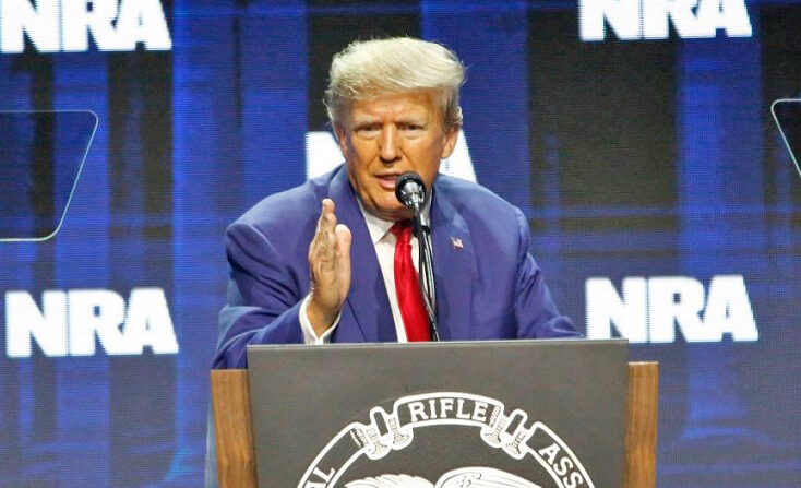El expresidente de EE.UU. y aspirante a la presidencia en 2024 Donald Trump habla durante la 152ª Covención anual de la Asociación Nacional del Rifle (NRA) en el Centro de Convenciones de Indiana en Indianápolis, Indiana, el 14 de abril de 2023. (ALEX WROBLEWSKI/AFP vía Getty Images)