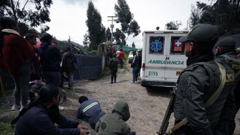 La policía, los equipos de rescate y los familiares de los mineros atrapados en una mina de carbón permanecen fuera de la mina en Cucunuba, Colombia, el 20 de abril de 2023. (Juan Pablo Pino/AFP vía Getty Images)