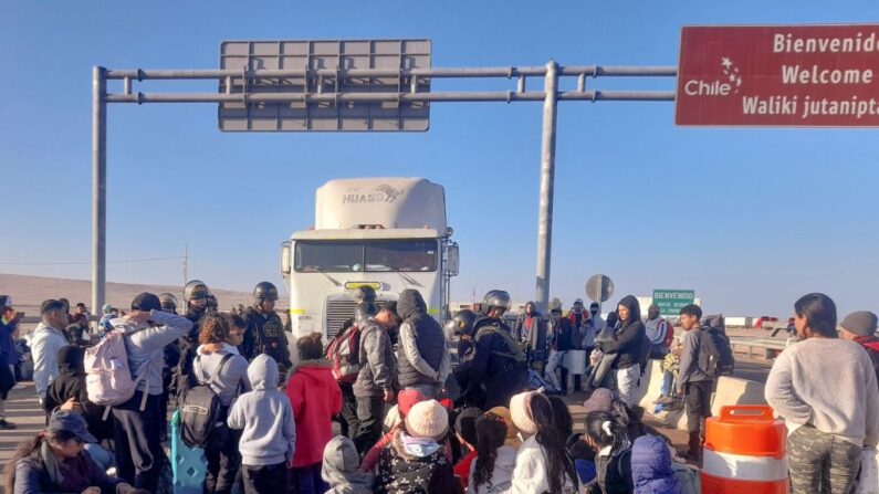 Migrantes de varias nacionalidades permanecen varados cerca de Tacna, Perú, el 25 de abril de 2023. (Foto de JAVIER RUMICHE/AFP vía Getty Images)