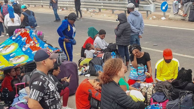 Migrantes de varias nacionalidades que permanecen varados en la frontera entre Perú y Chile, cerca de la ciudad de Tacna, al sur de Perú, el 26 de abril de 2023. (Javier Rumiche/AFP vía Getty Images)