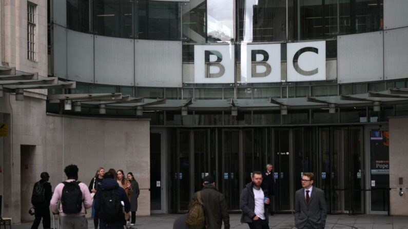 Varias personas utilizan la entrada principal de la sede de la British Broadcasting Corporation (BBC) en Londres el 28 de abril de 2023, el día de la dimisión del presidente de la BBC, Richard Sharp. (Daniel Leal/AFP vía Getty Images)