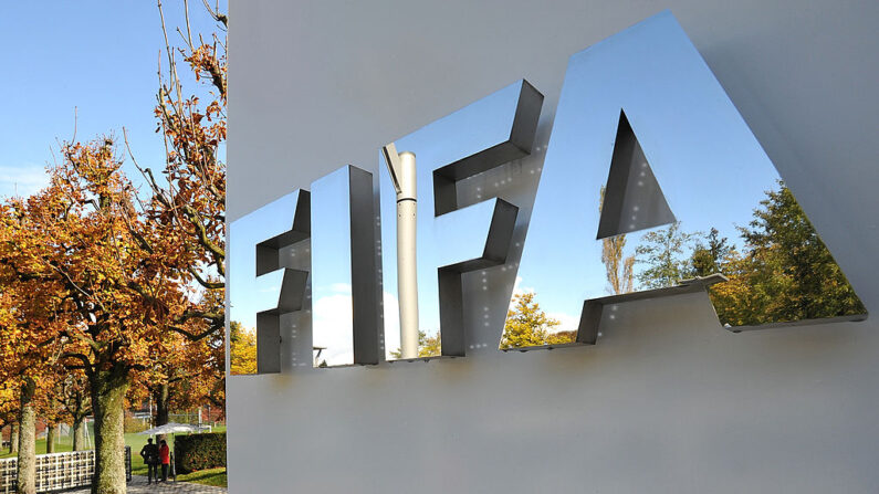 El logotipo de la FIFA se ve fuera de la sede de la FIFA el 20 de octubre de 2011 en Zúrich, Suiza. (Harold Cunningham/Getty Images)