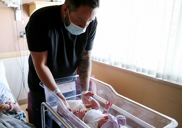 Matthew Carnes se prepara para cambiar los pañales a su hija recién nacida el 30 de marzo de 2021 en Apple Valley, California. (Mario Tama/Getty Images)