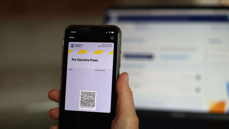 En esta ilustración fotográfica, el código QR de My Vaccine Pass aparece en un teléfono el 17 de noviembre de 2021 en Auckland, Nueva Zelanda. (Ilustración fotográfica de Phil Walter/Getty Images)