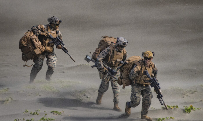 Marines estadounidenses participan en un ejercicio conjunto de asalto anfibio como parte de los ejercicios de guerra anuales 'Balikatan' (hombro con hombro) entre Estados Unidos y Filipinas, frente a las aguas del Mar de China Meridional en Claveria, provincia de Cagayan, Filipinas, el 31 de marzo de 2022. (Ezra Acayan/Getty Images)