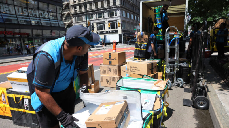 Trabajadores de Amazon clasifican paquetes para su entrega en E 14th Street el 12 de julio de 2022 en Nueva York. (Michael M. Santiago/Getty Images)